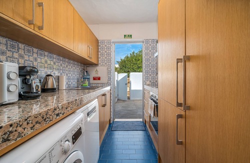 Mato Serrao House | Holiday Home 'Valentina' with Shared Pool, Wi-Fi and Air Conditioning