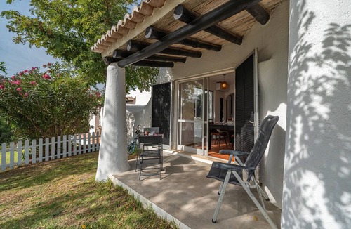 Mato Serrao House | Holiday Home 'Valentina' with Shared Pool, Wi-Fi and Air Conditioning