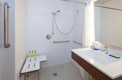 Magnesia Falls Cove Resort | Holiday Inn Express & Suites Rancho Mirage - Palm Spgs Area by IHG