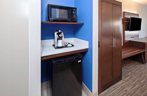 Magnesia Falls Cove Hotel | Holiday Inn Express & Suites Rancho Mirage - Palm Spgs Area by IHG