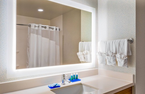 Oroville Hotel | Holiday Inn Express & Suites Oroville Lake by IHG