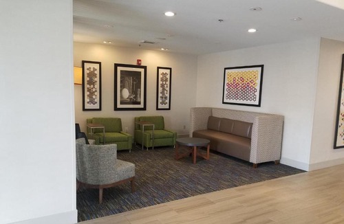 Dinuba Hotel | Holiday Inn Express & Suites Dinuba West by IHG
