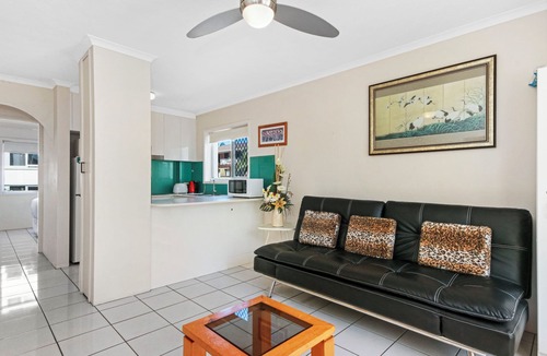 Burleigh Heads Apartment | Holiday unit 5-min walk from the beach with pool