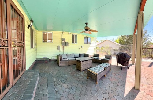 Reno/Tahoe Airport Villa | Home sleeps 8, heat, AC, 10 mins to most attraction