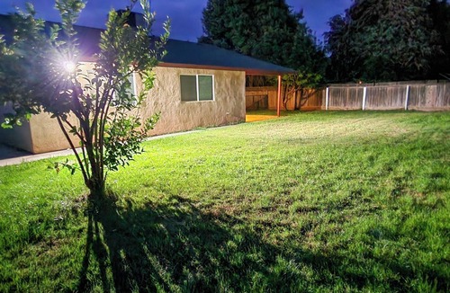 Kaweah House | Home with family King bed. To Visalia 4 min. Away. Near sequoia tional park