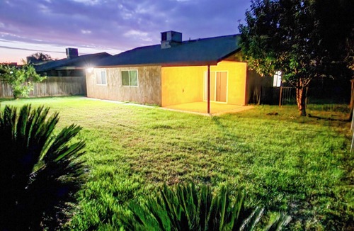 Kaweah House | Home with family King bed. To Visalia 4 min. Away. Near sequoia tional park