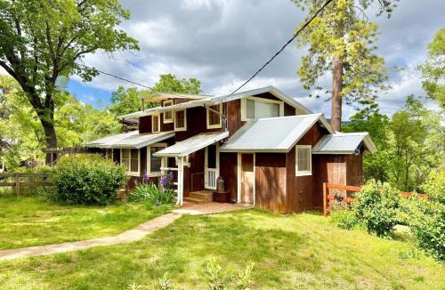 Midpines House | Homestead Ranch near Yosemite with Animals & Fresh Eggs
