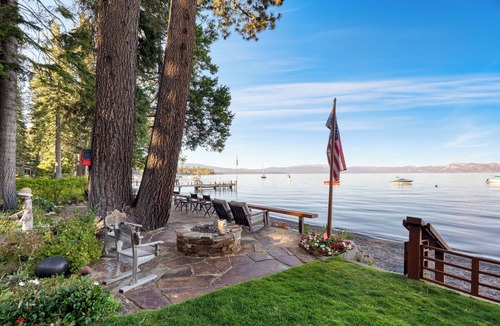 Homewood House | Homewood Lakefront by AvantStay | Private Beach & Lake Access + Views!