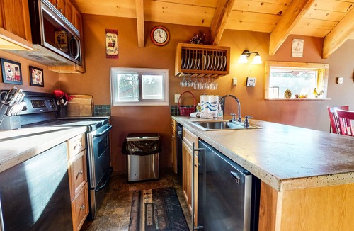 Mammoth Lakes Condo | Homey Studio Loft near The Village! Private Washer/Dryer. Hot Tub On-site