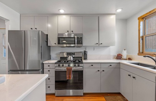 June Lake House | Hoppy Hollow, a charming bungalow located next to the brewery!