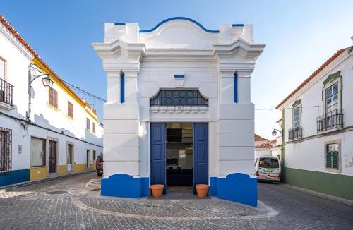 Portel House | Host Wise - Elegant Loft with Historic Charm & Terrace