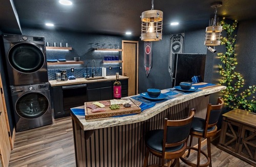 West University House | Hot Tub, Fire Pit, 4~King Beds, 3 baths, 2 Kitchens, 2 Living Rooms, 3 Immersive Experiences