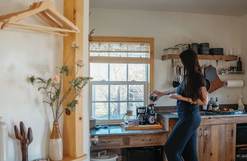 Joshua Tree Highlands Cabin | Hot Tub, Fire Pit & BBQ | 4 mins -> JT Park & Town