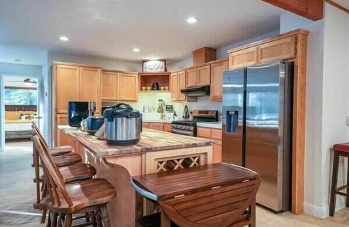 Sugar Pine Cabin | Hot Tub & Game Room Starlight Cabin Retreat