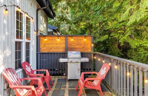 Ucluelet Cabin | HOT TUB ~ Pacific Paradise Loft on the Beach ⎮Hummingbird