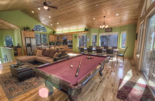 North Upper Truckee House | Hot Tub | Sauna | Pool Table | BBQ | Sleeps 16