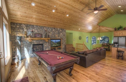 North Upper Truckee House | Hot Tub | Sauna | Pool Table | BBQ | Sleeps 16