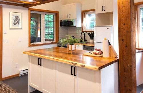Ucluelet Cabin | Hot Tub · Spacious Cabin w/Views on Terrace Beach! ⎮Captain's Quarters