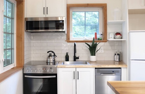 Ucluelet Cabin | Hot Tub · Spacious Cabin w/Views on Terrace Beach! ⎮Captain's Quarters