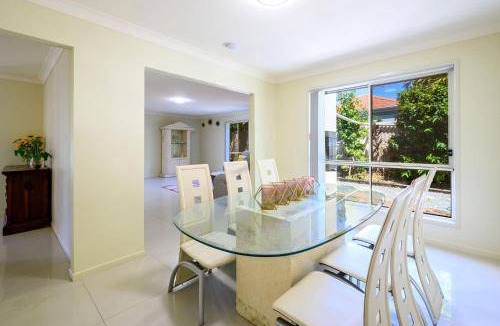 Helensvale House | House ∙ 4 bedrooms ∙ 8 guests