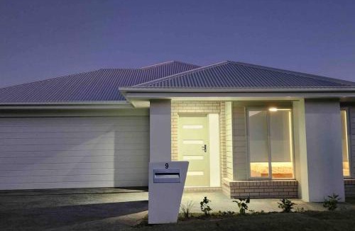 Flagstone House | House at Flagstone Master with ensuite and AC 2 Bath