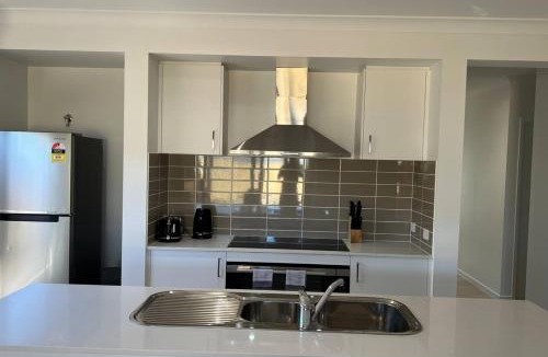 Flagstone House | House at Flagstone Master with ensuite and AC 2 Bath
