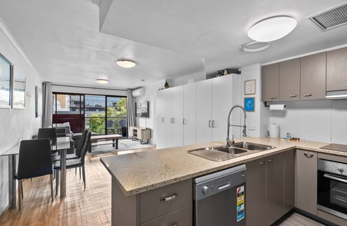 Bowen Hills Apartment | Housemark Escapes Presents Stylish 2-Bedroom Apartment in Bowen Hills