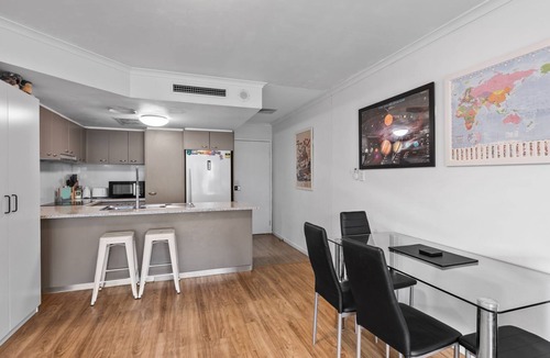 Bowen Hills Apartment | Housemark Escapes Presents Stylish 2-Bedroom Apartment in Bowen Hills