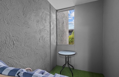 Bowen Hills Apartment | Housemark Escapes Presents Stylish 2-Bedroom Apartment in Bowen Hills