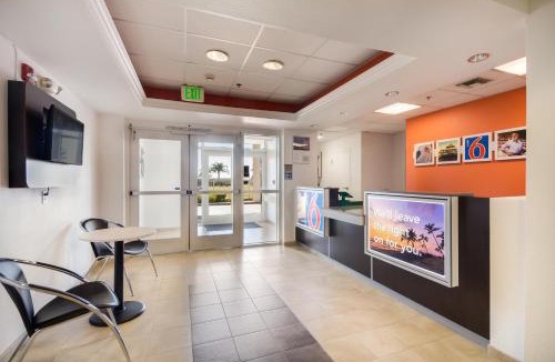 Lemoore Hotel | Howard Johnson by Wyndham Lemoore Near Naval Air Station