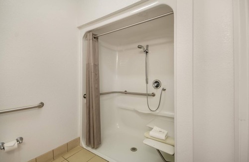 Lemoore Hotel | Howard Johnson by Wyndham Lemoore Near Naval Air Station