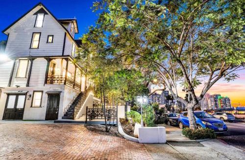 Bankers Hill House | Iconic Mansion with Hot Tub GYM Arcade and Parking