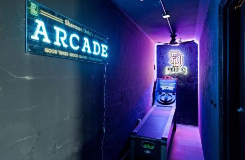 Bankers Hill House | Iconic Mansion with Hot Tub GYM Arcade and Parking