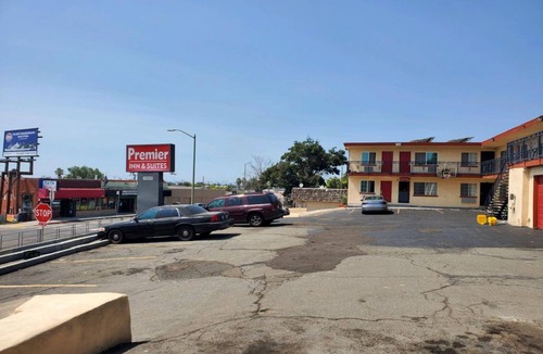 Oakland Hotel | Ideal Queen Room for Business Travelers Visiting Oakland Attractions