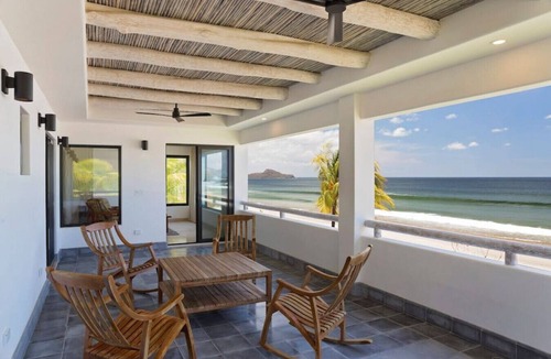 Playa Colorado House | Iguana Beach House: Spacious Beachfront House with Swimming Pool