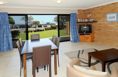 Mooloolaba Apartment | Illawong 2 - Two Bedroom Beachfront Budget Accommodation in Illawong Inn