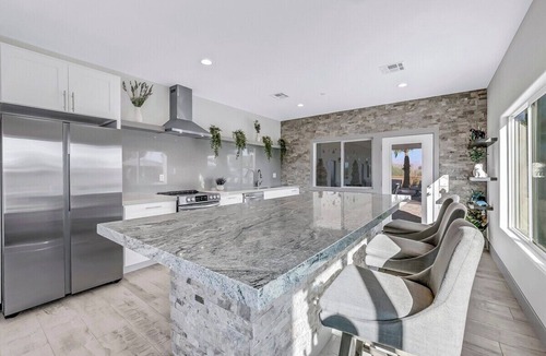 Indio House | Imagine stepping into a sprawling estate nestled amidst lush greenery, a piece of luxury and comfort