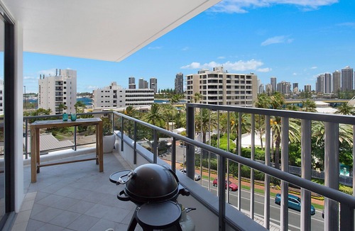Southport Apartment | Immaculate 3 Bedroom Apartment Central Gold Coast. Modern Stylish