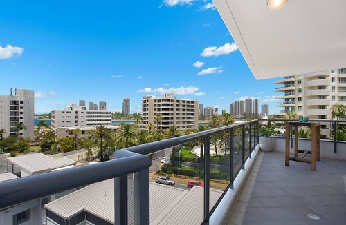 Southport Apartment | Immaculate 3 Bedroom Apartment Central Gold Coast. Modern Stylish