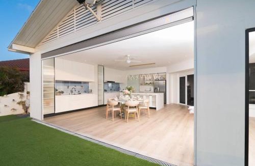 Gold Coast House | Immaculate Waterfront Residence-Masterpiece