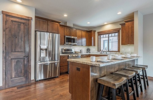 Mammoth Lakes House | "Inbounds"- 6BR @ Canyon Lodge | 2 Hot Tubs | 4 Kings | 4-Car Garage