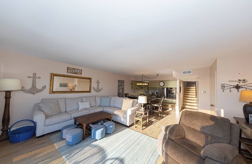 West Newport House | INCREDIBLE VIEWS FROM THIS OCEANFRONT HOME-just blocks north from NB Pier 318001