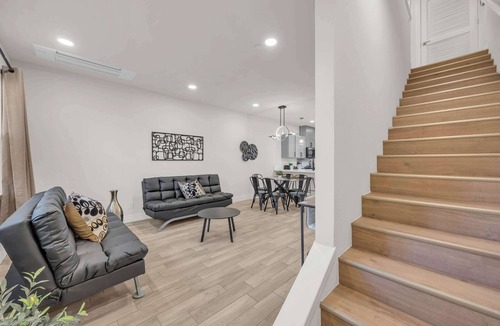 Reno/Tahoe Airport House | Innovative Townhouse|Sleeps 7|5Beds & 2Sofa Beds|F
