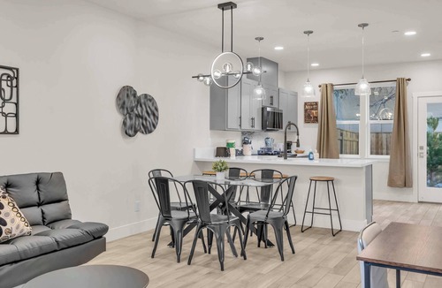 Reno/Tahoe Airport House | Innovative Townhouse|Sleeps 7|5Beds & 2Sofa Beds|F