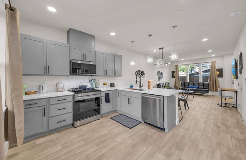 Reno/Tahoe Airport House | Innovative Townhouse|Sleeps 7|5Beds & 2Sofa Beds|E