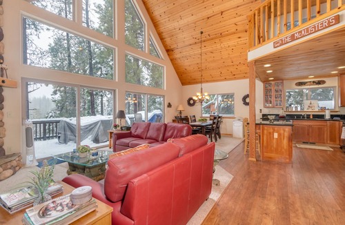 Arnold Cabin | Innsbruk Chalet- Cozy Mountain Retreat