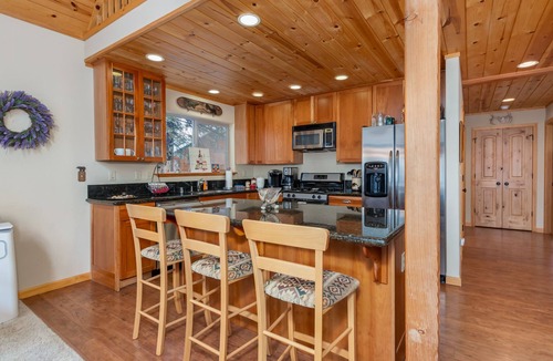 Arnold Cabin | Innsbruk Chalet- Cozy Mountain Retreat