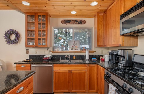 Arnold Cabin | Innsbruk Chalet- Cozy Mountain Retreat