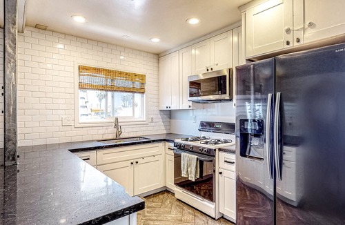 Corridor Apartment | Inviting apartment with grill, balcony, full kitchen, & W/D