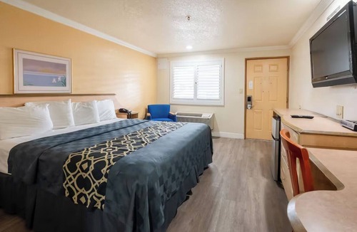 Corcoran Hotel | Inviting Retreat Close to Christmas Tree Park – Budget-Friendly and Convenient